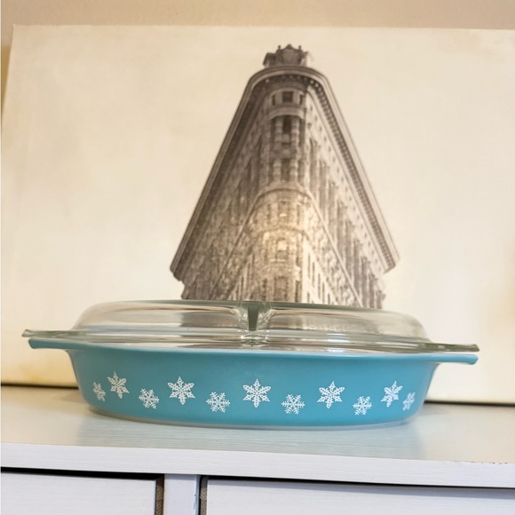 Vintage Pyrex 1 1/2 Qt Divided Casserole Dish with Lid Snowflake - Picture 3 of 9